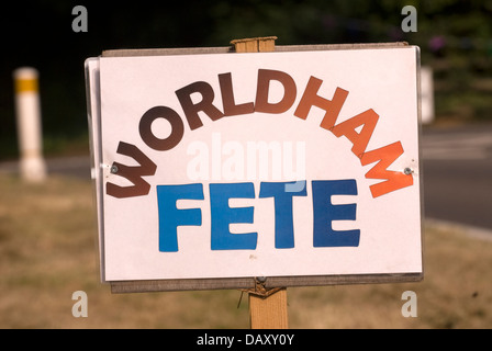 Am Straßenrand Werbung sign worldham Dorffest, Hampshire, uk. Sonntag, den 14. Juli 2013. Stockfoto