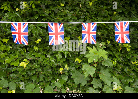 Union Jack Flaggen auf Absicherung für worldham Dorffest, Hampshire, uk. Sonntag, den 14. Juli 2013. Stockfoto
