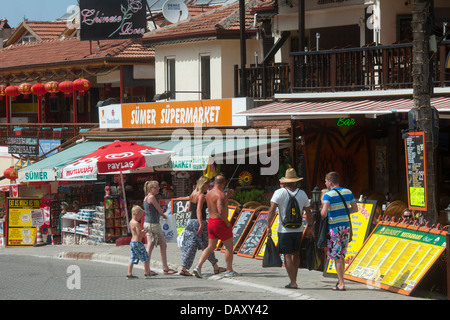 Ägypten, Fethiye, Provinz Mugla, Ölü Deniz, Hizarönü Mahallesi (Ortsgemeinde), Hauptstrasse Mit Touristischen Angeboten Stockfoto