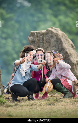 Glastonbury Festival 2013 eine Gruppe von Mädchen Aufzeichnen der Zeitpunkt, an dem Stein Kreis UK Stockfoto