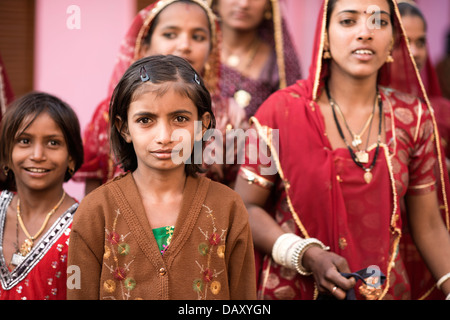 Mädchen und Frauen in der traditionellen indischen Kleidung, Ajmer, Pushkar, Rajasthan, Indien Stockfoto