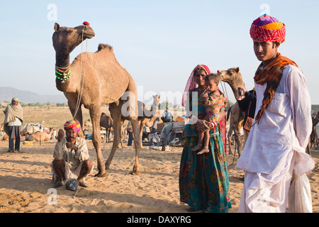 Einer einheimischen Familie in Pushkar Camel Fair, Pushkar, Ajmer, Rajasthan, Indien Stockfoto
