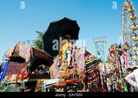 Dekorierte Kamel Wagen in Pushkar Camel Fair, Pushkar, Ajmer, Rajasthan, Indien Stockfoto