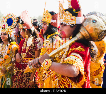 Künstler als hinduistischen mythologischen Figuren verkleidet, während einer Prozession, Pushkar Camel Fair, Pushkar, Ajmer, Rajasthan, Indien Stockfoto