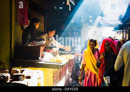 Markt-Szene in einer engen Straße, Ajmer, Pushkar, Rajasthan, Indien Stockfoto