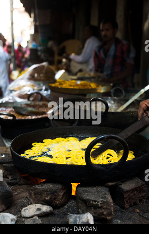 Jalebi (traditionelle indische Süßspeise) gebraten in einem Wok, Pushkar, Ajmer, Rajasthan, Indien Stockfoto