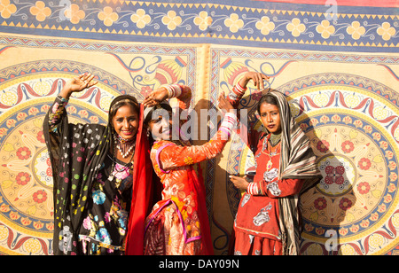 Drei Frauen posieren in traditionellen Rajasthani Kleid, Ajmer, Pushkar, Rajasthan, Indien Stockfoto