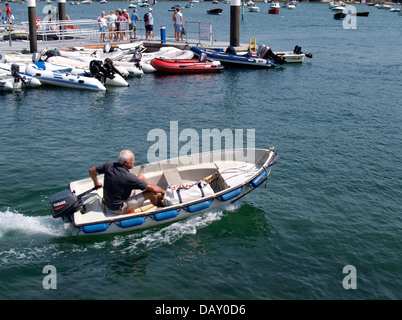 Alter Mann im kleinen Boot mit Außenbordmotor, Salcombe, Devon, UK 2013 Stockfoto