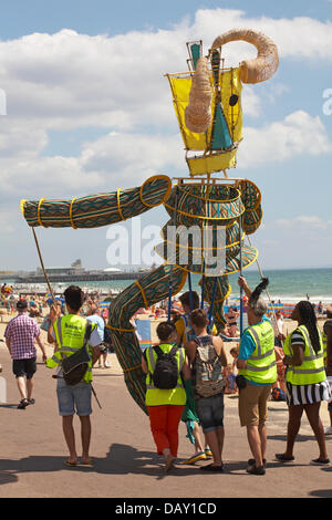 Bournemouth, UK. 20. Juli 2013.  Ein Tag der sinnlichen Freuden, ein Fest der Farben, Musik und Tanz. Eine afrikanische Karibik Stil Karnevalsumzug findet geht entlang der Strand Strandpromenade begeistern Besucher, im Rahmen des Bournemouth Maskerade Festivals, produziert von "Umoja" Arts Network mit schillernden lebendige Kostüme, Skulptur und Puppen zu den Klängen der Karibik durchführen. Die Veranstaltung beinhaltet Bournemouth Schulen, einige brillante Künstler und die lokalen afrikanischen Karibische Gemeinschaft, die kulturelle Vielfalt in Bournemouth zu feiern. © Carolyn Jenkins/Alamy Stockfoto