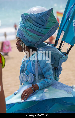 Bournemouth, UK. 20. Juli 2013.  Ein Tag der sinnlichen Freuden, ein Fest der Farben, Musik und Tanz. Eine afrikanische Karibik Stil Karnevalsumzug findet geht entlang der Strand Strandpromenade begeistern Besucher, im Rahmen des Bournemouth Maskerade Festivals, produziert von "Umoja" Arts Network mit schillernden lebendige Kostüme, Skulptur und Puppen zu den Klängen der Karibik durchführen. Die Veranstaltung beinhaltet Bournemouth Schulen, einige brillante Künstler und die lokalen afrikanischen Karibische Gemeinschaft, die kulturelle Vielfalt in Bournemouth zu feiern. © Carolyn Jenkins/Alamy Stockfoto