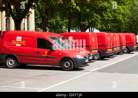 Eine Reihe von geparkten Royal Mail Delivery vans, Halifax, West Yorkshire Stockfoto