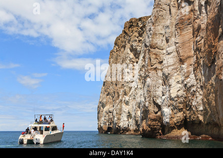 Bootsausflug zum Kicker Rock, Leon Dormido, San Cristobal Insel, Galapagos-Inseln, Ecuador Stockfoto