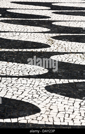 Typische portugiesische Plasterung, "Calçada Portuguesa", mit Basalt und Granit Steinchen gemacht. Azoren, Portugal Stockfoto