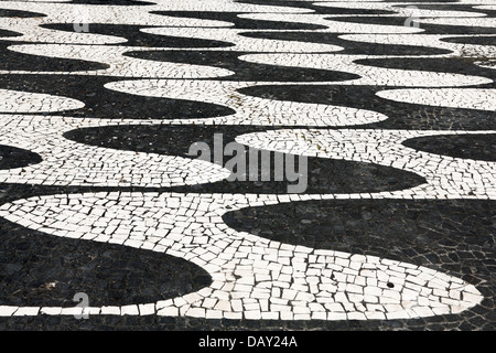Typische portugiesische Plasterung, "Calçada Portuguesa", mit Basalt und Granit Steinchen gemacht. Azoren, Portugal Stockfoto