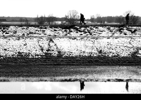 Spaziergang auf dem Deich Stockfoto