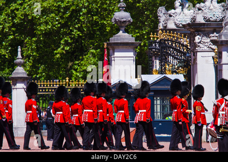 Wechsel der Wachablösung statt innerhalb der Erde des Buckingham Palace, London Stockfoto