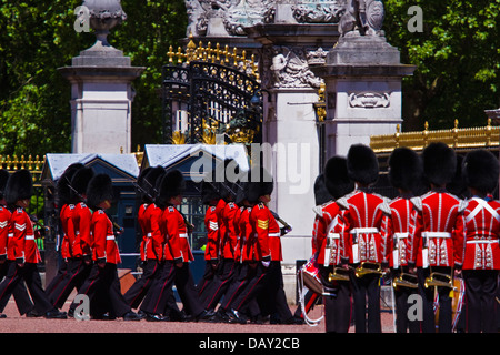 Wechsel der Wachablösung statt innerhalb der Erde des Buckingham Palace, London Stockfoto