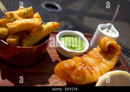 Fish &amp; Chips in der Hand & Blumen Pub und Restaurant, Marlow. Stockfoto