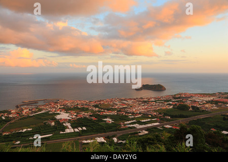 Die Stadt von Vila Franca Do Campo und der Insel bei Sonnenuntergang. Sao Miguel, Azoren, Portugal. Stockfoto