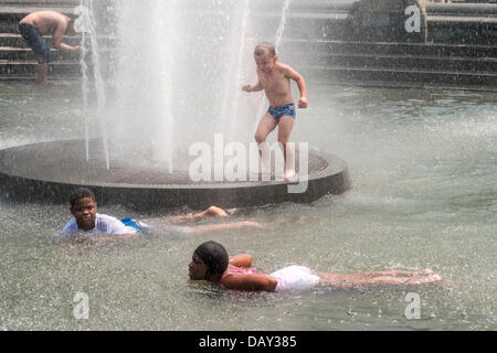 New York, NY bei Temperaturen um 90 º Celsius, (33º c) für die vergangene Woche überschritten haben 20. Juli 2013 - Hitzesommer, toben Kinder in den Brunnen im Washington Square Park.   Am Donnerstag fiel Stromverbrauch nur hinter einem Allzeithoch - 13.161 Megawatt von 17:00 benutzt wurden, weniger als ein Datensatz nur 28 Megawats auf 22. Juli 2011, Con Edison sagte, die führen zu Stromausfällen auf Staten Island. Vertreter der Stadt forderte New Yorker vermeiden Bewegung in der Natur, viel Wasser trinken und aktivieren Sie alle älteren Nachbarn. Stockfoto