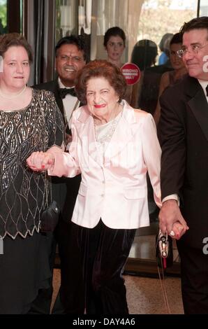 20. Juli 2013 - ist Washington, District Of Columbia, USA - langjähriger White House Journalistin Helen Thomas, ein Pionier für Frauen im Journalismus und das erste weibliche Mitglied des White House Pressecorps, im Alter von 92 Jahren gestorben. Thomas, der einen Platz in der vordersten Reihe des weißen Hauses Pressekonferenzen erhielt neun Präsidenten bedeckt und zunächst machte sich einen Namen als Reporter für Vereinigte Presse International im Jahr 1974. Bild: 1. Mai 2010 kommt ehemaligen White-House - Washington, District Of Columbia, USA - Reporterin HELEN THOMAS in der White House Correspondents' Association Dinner. (Kredit-Bild: © Glo Stockfoto