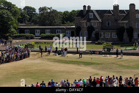 Muirfield, East Lothian, Schottland, Großbritannien. 20. Juli 2013. Ein Blick auf den 10. Abschlag und Clubhaus als Spanier Sergio Garcia Abschläge von während der dritten Runde der Open Golf Championship von Muirfield. Die Open Championship 2013 werden die 142. Open Championship, 18.-21. Juli abgehaltenen Muirfield Golf Links in Gullane, East Lothian, Schottland. Bildnachweis: Action Plus Sport Bilder/Alamy Live News Stockfoto