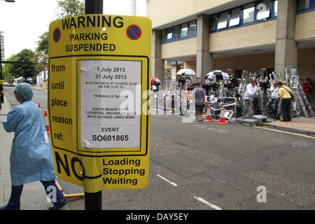 London, UK. 20. Juli 2013. Eine Krankenschwester Spaziergänge ein Parkplatz Aussetzung Schwarzes Brett durch Lindo Flügel. Kredit-David Mbiyu/Alamy Live-Nachrichten Stockfoto