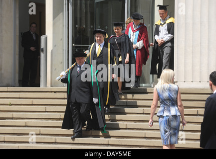 MITARBEITER AN EINER BRITISCHEN UNIVERSITÄT IN ROBEN AM ABSCHLUSSTAG RE EDUCATION GRAD DARLEHEN STUDENT AKADEMIKER AUSLÄNDISCHER DOZENTEN UK Stockfoto