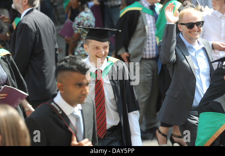 STUDENTEN AN EINER BRITISCHEN UNIVERSITÄT FEIERT AM GRADUIERUNGSTAG IHRER RE EDUCATION GRAD DARLEHEN STUDENT JOBS KARRIEREN AUSLÄNDISCHER UK Stockfoto