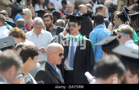 STUDENTEN AN EINER BRITISCHEN UNIVERSITÄT FEIERT AM GRADUIERUNGSTAG IHRER RE EDUCATION GRAD DARLEHEN STUDENT JOBS KARRIEREN AUSLÄNDISCHER UK Stockfoto