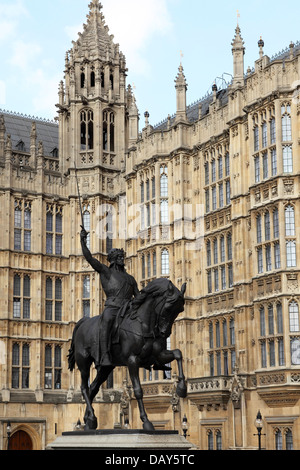 Statue von König Richard ich außerhalb von den Houses of Parliament (Palace of Westminster) in London, England. Stockfoto