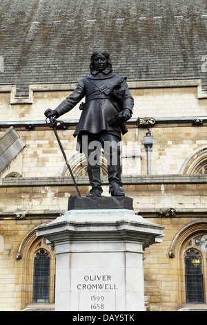 Statue von Oliver Cromwell außerhalb den Houses of Parliament in London, England. Stockfoto