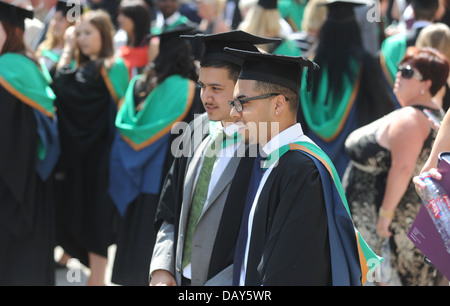 STUDENTEN AN EINER BRITISCHEN UNIVERSITÄT FEIERT AM GRADUIERUNGSTAG IHRER RE EDUCATION GRAD DARLEHEN STUDENT JOBS KARRIEREN AUSLÄNDISCHER UK Stockfoto