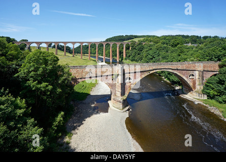 Stillgelegten Leaderfoot Eisenbahnviadukt am Fluss Tweed nahe Newstead in schottischen Grenzen Schottland mit alten A68 Straße Brücke vorne Stockfoto