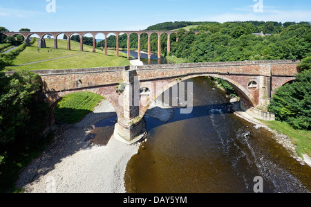 Stillgelegten Leaderfoot Eisenbahnviadukt am Fluss Tweed nahe Newstead in schottischen Grenzen Schottland mit alten A68 Straße Brücke vorne Stockfoto