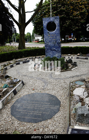 die Welt Frieden Flamme Denkmal Denkmal Inschrift außerhalb der Friedenspalast in den Haag in den Niederlanden Stockfoto