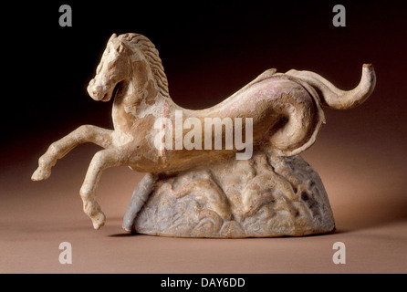 Diese skulpturale Darstellung eines Hippocamps, einer mythologischen Meeresbewohner, zeigt die Mischung aus künstlerischen und mythologischen Themen der antiken Kunst. Das Hippocamp, halb Pferd und halb Fisch, spiegelt die symbolische Beziehung zwischen Mensch und Natur in der klassischen Mythologie wider. Stockfoto