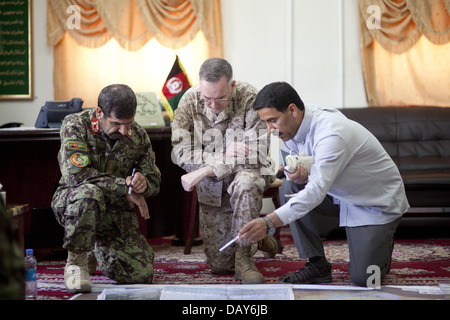 US Marine Corps General Joseph Dunford, Kommandeur der International Security Assistance Force untersucht eine Karte mit afghanischen nationalen Armee Generalmajor Sayed Malook, links, Kommandierender general des 215. Korps, während eines Besuches 27. Mai 2013, Camp Shorabak, Provinz Helmand, Afghanistan. Stockfoto