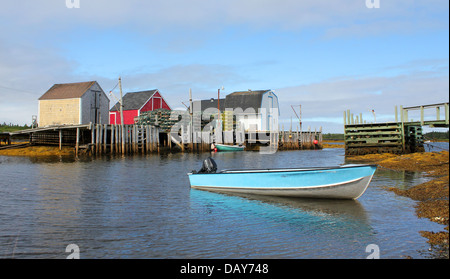 Landschaft von bunten Fischerbooten und Hütten und Hummer, fallen in einer ruhigen Bucht, Blaue Steine, Nova Scotia Stockfoto