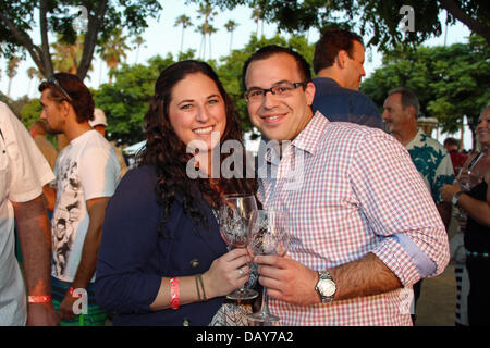 20. Juli 2013 statt der zehnten jährlichen California Wine Festival in Santa Barbara, Kalifornien mit über 250 Weinen und Bieren Handwerk. Jeff und Melissa aus Los Angeles County trinken ein 2008 Kabinett Sauvignon vom Weingut Cass in Paso Robles, California. Stockfoto