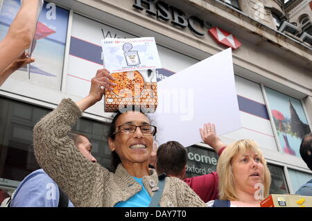 London, UK. 20. Juli 2013. Ein Anti-Kürzungen Demonstrant ruft seine Botschaft als UK Uncut halten Demonstrationen vor zwei London Niederlassungen der HSBC in Protest gegen was sie ist Steuer ausweichen von der Bank sagen als Laufwerk mehr Menschen Vertrauen auf Foodbanks Sozialabbau. Stockfoto