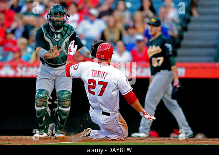 20. Juli 2013 Anaheim, CA. Los Angeles Angels Center Fielder Mike Forelle #27 Folien sicher über Haus, Gäste, wie Oakland Athletics Catcher Derek Norris #36 im ersten Inning während der Major League Baseball Spiel zwischen den Oakland Athletics und den Los Angeles Angels im Anaheim Stadium in Anaheim, California.Louis Lopez/CSM verteidigt Stockfoto