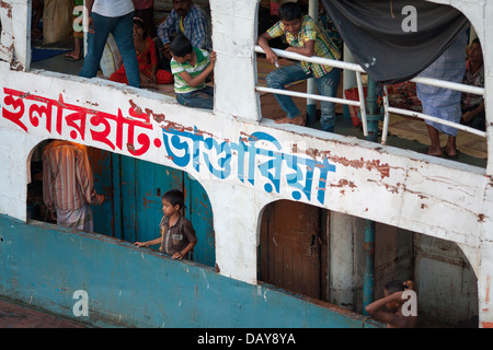 Passagiere auf der Multi-Decker abfahrbereit startet in der Abenddämmerung am Sadarghat am Fluss Buriganga in Dhaka, Bangladesch Stockfoto