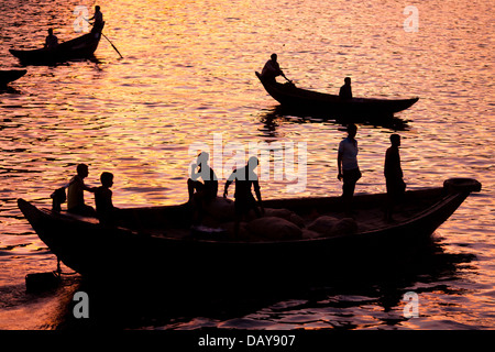 Kleinere Start Fähren Passagiere von und nach Sadarghat am Fluss Buriganga in Dhaka, Bangladesch in der Abenddämmerung Stockfoto