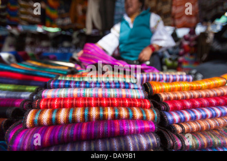 Schals aus Lama und Alpaka Wolle und gefärbt mit pflanzlichen Naturfarben in der bunten Wochenmarkt, Zimbahua, Ecuador. Stockfoto