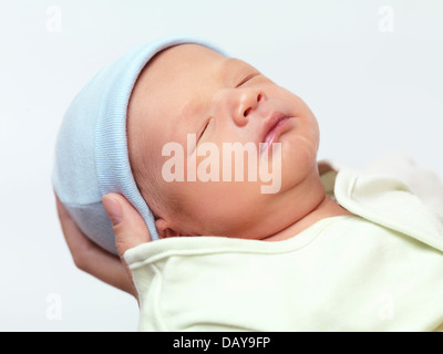 Closeup Portrait eines niedlichen neugeborenen Jungen in Mutters Händen isoliert auf weißem Hintergrund Stockfoto