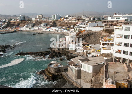 Strand San Bartolo in der Provinz Lima. Peru. Stockfoto