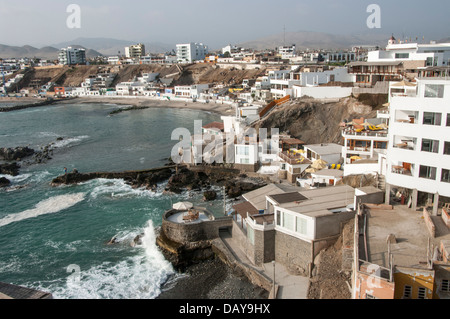 Strand San Bartolo in der Provinz Lima. Peru. Stockfoto