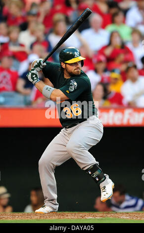 20. Juli 2013 Anaheim, CA. Oakland Athletics Catcher Derek Norris #36 at bat während der Major League Baseball Game zwischen den Oakland Athletics und den Los Angeles Angels im Anaheim Stadium in Anaheim, California.The Los Angeles Angels besiegen die Oakland Athletics 2-0.Louis Lopez/CSM Stockfoto