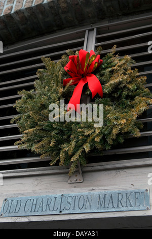 A Christmas wreath hängt über ein Zeichen für die alte Charleston, Charleston, South Carolina, Vereinigte Staaten von Amerika Stockfoto